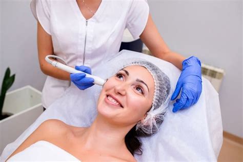 Hydrafacial Zararları: Bilmeniz Gereken Olası Yan Etkiler Hydrafacial Zararları: Bilmeniz Gereken Olası Yan Etkiler