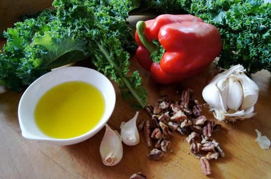 Pesto di Cavolo Riccio con Noci Pecan e Peperoni Rossi Arrostiti