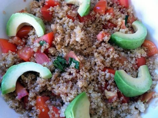 Quinoa con Pomodori, Basilico e Avocado