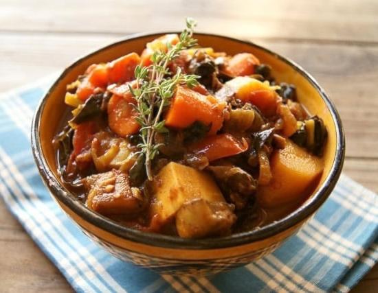 Stufato vegetariano al curry ricco di verdure fresche e profumate spezie