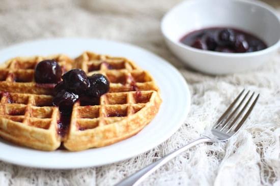 Waffle di Sorgo, Miele e Farina di Mais con Sciroppo Fatto in Casa
