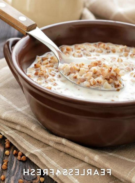 Piatto di cereali integrali cotti, sani e pronti per essere gustati