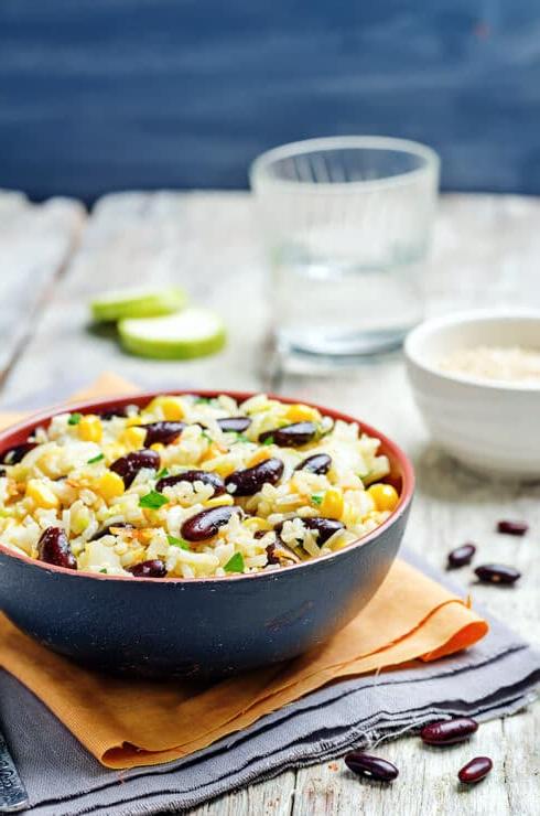 BBQ Veggie Rice Bowl seduto su tovaglioli di stoffa, un pasto confortante e colorato