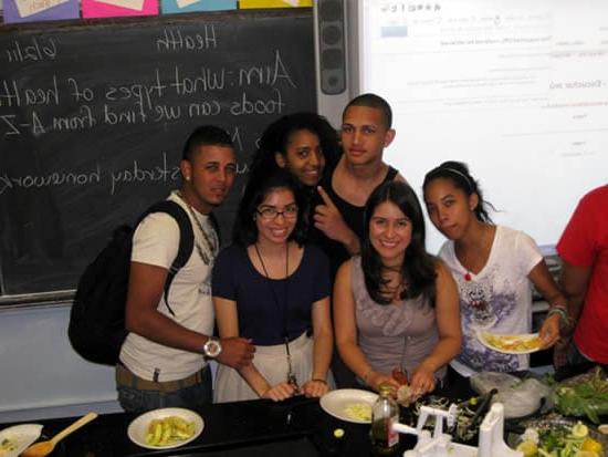 Studenti HealthCorps Studenti HealthCorps preparano pasta di zucchine