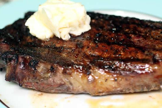 Bistecca al burro, un pasto delizioso preparato in casa, simbolo di un'alimentazione consapevole