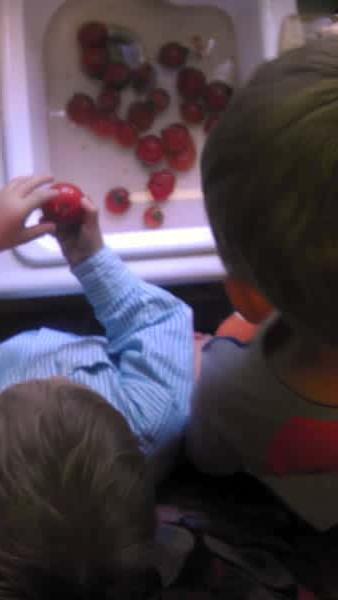 Bambini che lavano i pomodori