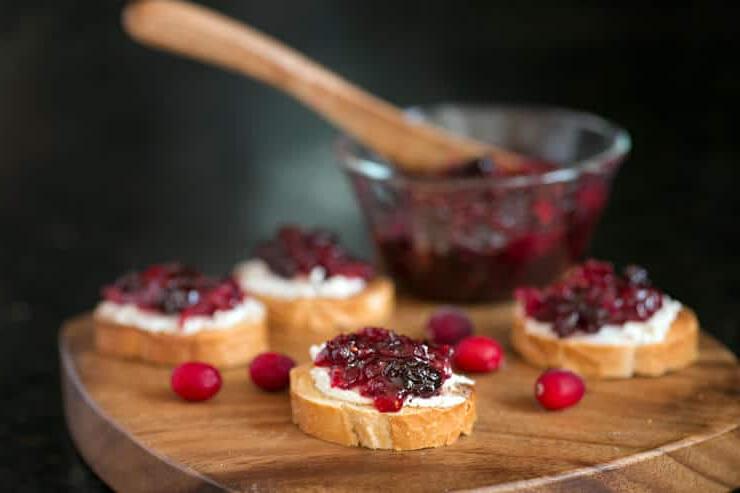Marmellata di mirtilli rossi salata come antipasto su crostini