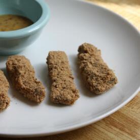 Bastoncini di Pesce con Grano Saraceno e Canapa con Salsa per Intingere alla Senape e Sciroppo d'Acero 3 Bastoncini di pesce con grano saraceno e canapa, serviti con salsa