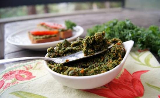 Pesto di Cavolo Riccio con Noci Pecan e Peperoni Rossi Arrostiti