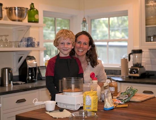 Krista e Finn che preparano le Palline Energetiche - un'attività divertente in famiglia