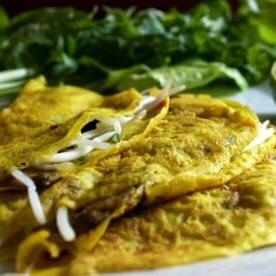Banh Xeo – Croccanti Crespelle Vietnamite con Cavolo Nero e Funghi Saltati 4 Banh Xeo Vietnamita in padella