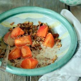Dieci Modi per Risparmiare su Alimenti Non Trasformati (E una Ricetta di Granola all'Olio d'Oliva e Frutta Secca) 2 Foto di granola fatta in casa