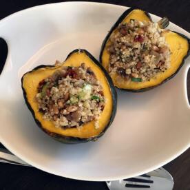 Zucca a ghianda ripiena di quinoa 4 Zucca Acorn Ripiena di Quinoa Pronto