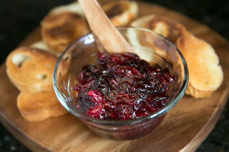 Marmellata di mirtilli rossi salata come contorno festivo