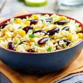 Convincere la Tua Famiglia a Passare a un'Alimentazione Non Processata (e Ciotole di Verdure e Riso al Barbecue) 4 bbq veggie rice bowl, vista dall'alto, pronta per essere gustata