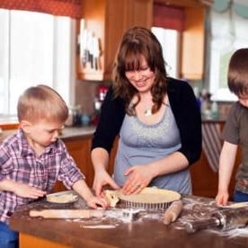 Sette modi per sopravvivere all'Ottobre senza alimenti trasformati con i bambini (Chips di Mela all'Acero) 2 Aimee Wimbush-Bourque, che cucina con i suoi figli