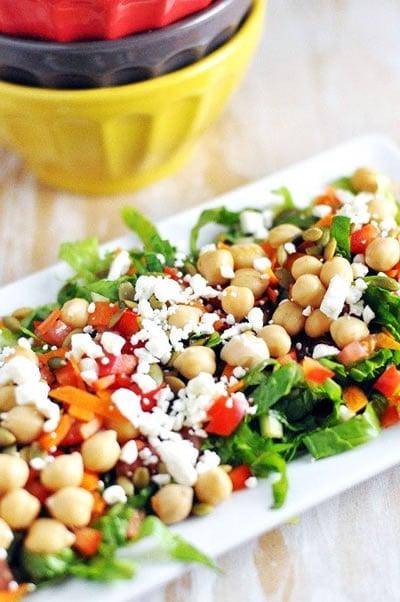 **Il Caveau di Ottobre Senza Processati: Giorno 11** 4 Insalata Fresca di Ceci, Semi di Zucca e Feta: Un'Esplosione di Sapore e Nutrizione per un Pasto Completo