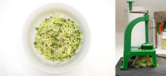 Preparazione di Noodles di Zucchine al Pesto