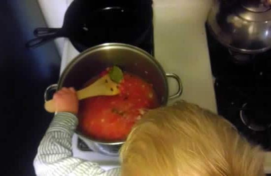 Bambini che aiutano in cucina
