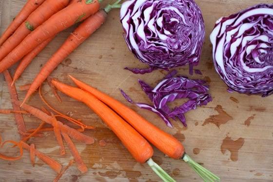 Insalata di Cavolo, Carote e Uvetta agli Agrumi