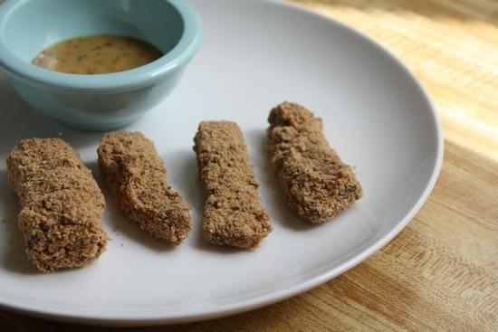 **Il Caveau di Ottobre Senza Processati: Giorno 11** 5 Bastoncini di Pesce Croccanti con Panatura di Grano Saraceno e Canapa, Accompagnati da Salsa Miele e Senape Fatta in Casa