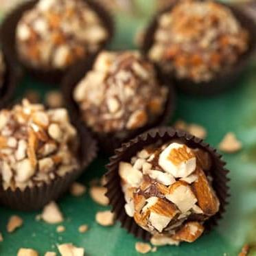 Il Caveau Non Elaborato di Ottobre: Giorno 31 8 Tartufi Crudi, Vegani al Burro d'Arachidi e Fudge
