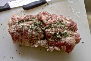 L'arrosto di maiale legato prima della cottura