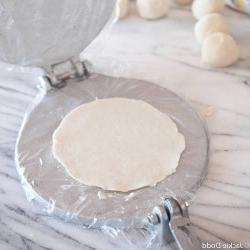 Premi e ruota la tortilla nella pressa