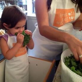 **Cinque Piatti Genuini da Fare con i Bambini** 9 Preparazione Chips di Cavolo Nero