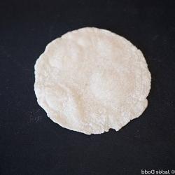 Riscalda la piastra o la padella in ghisa per cuocere le tortillas