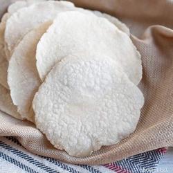 Servi le tortillas di mais fatte in casa calde e fresche