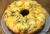 Gooey Garlic Cheese Pull-Apart Bread