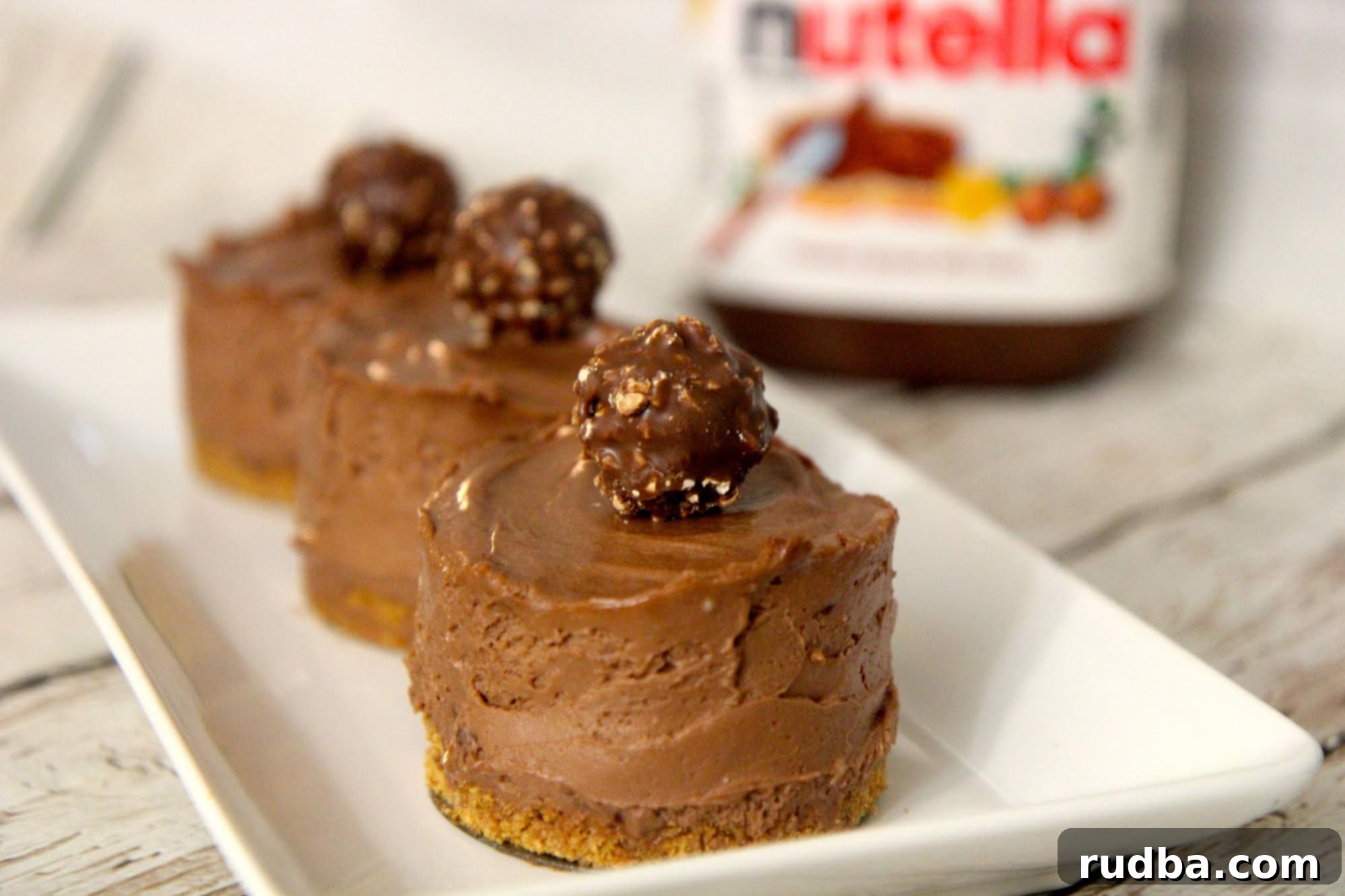 Chocolate, Nutella, and creamcheese are all you need for these simple no-bake Nutella cheesecakes