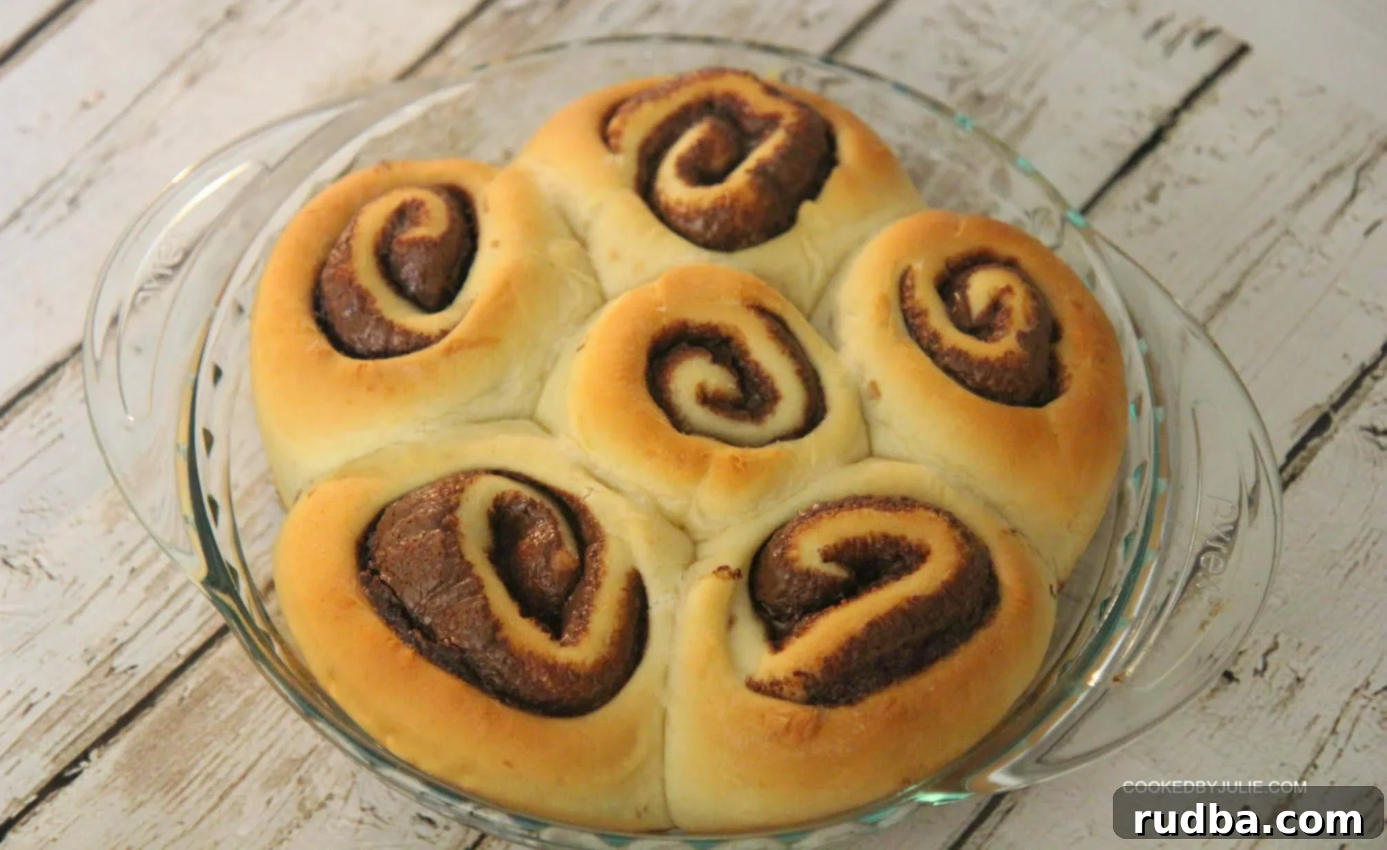 These Nutella cinnamon rolls are perfect for a weekend breakfast and go great paired with a cold glass of milk